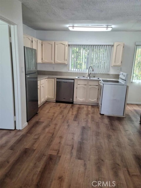 Building Photo - 470 S Los Robles Ave