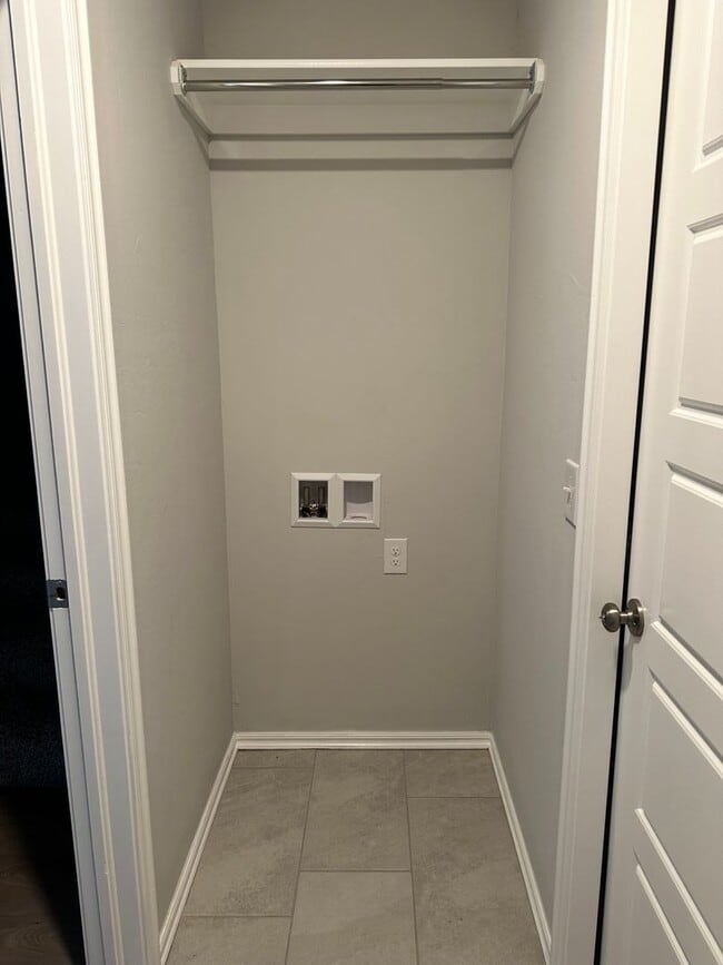 Foto del edificio - First Month Free!