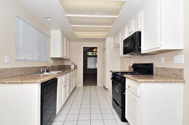 Building Photo - 9325 Sunridge Dr