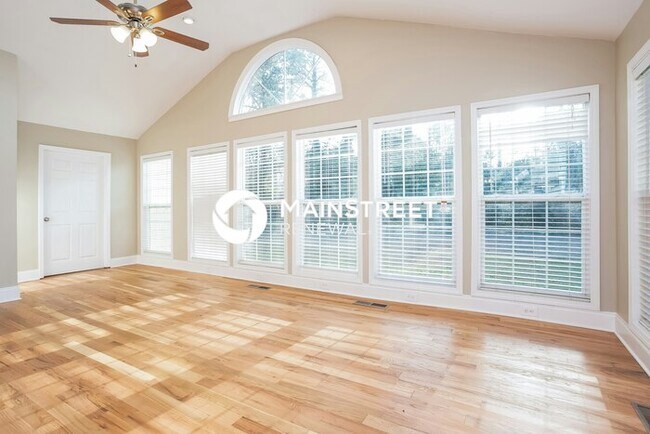 Foto del edificio - 4 Bedroom Pet-Friendly Home in Kennesaw, GA with Main Street Renewal