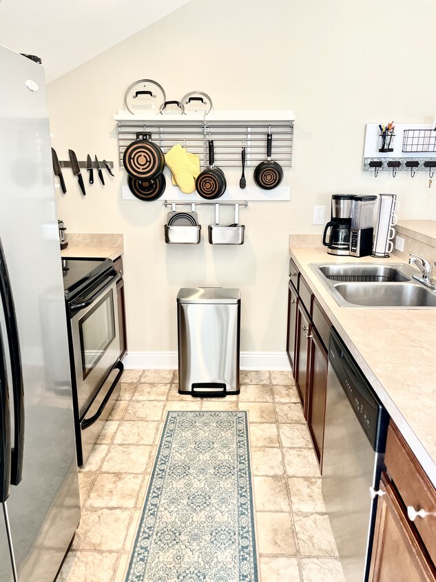 Kitchen - 217 Baysdale Dr