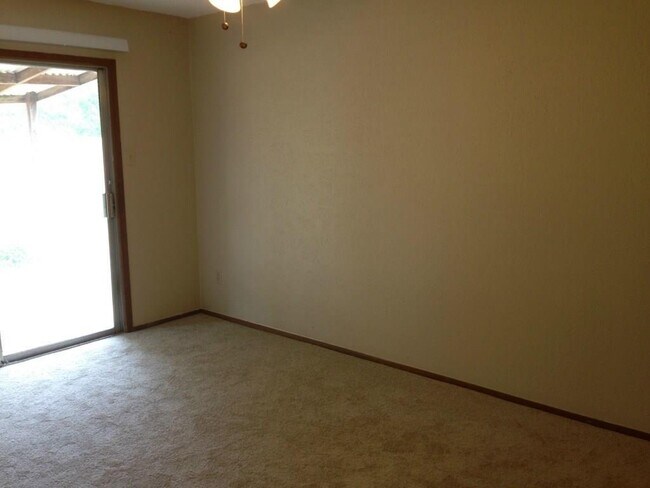 Building Photo - 3221 Darnell Dr
