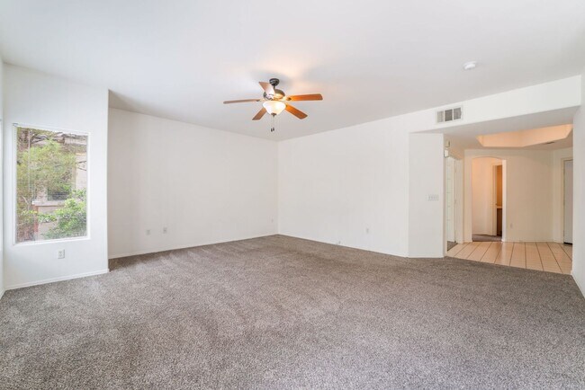 Foto del edificio - Beautiful, upgraded 2 story townhouse unit...