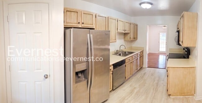 Foto del edificio - 3 Bed, 3.5 Bath Townhome with Modern Amenities / Available Soon!