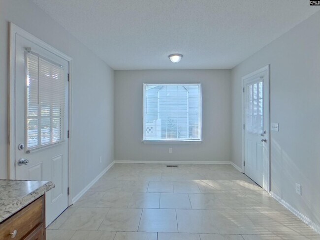 Foto del edificio - 601 Rapids Rd