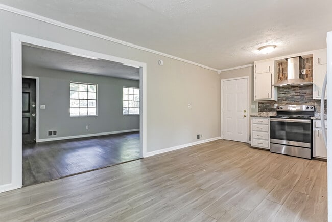 Building Photo - 203 Lucan Way