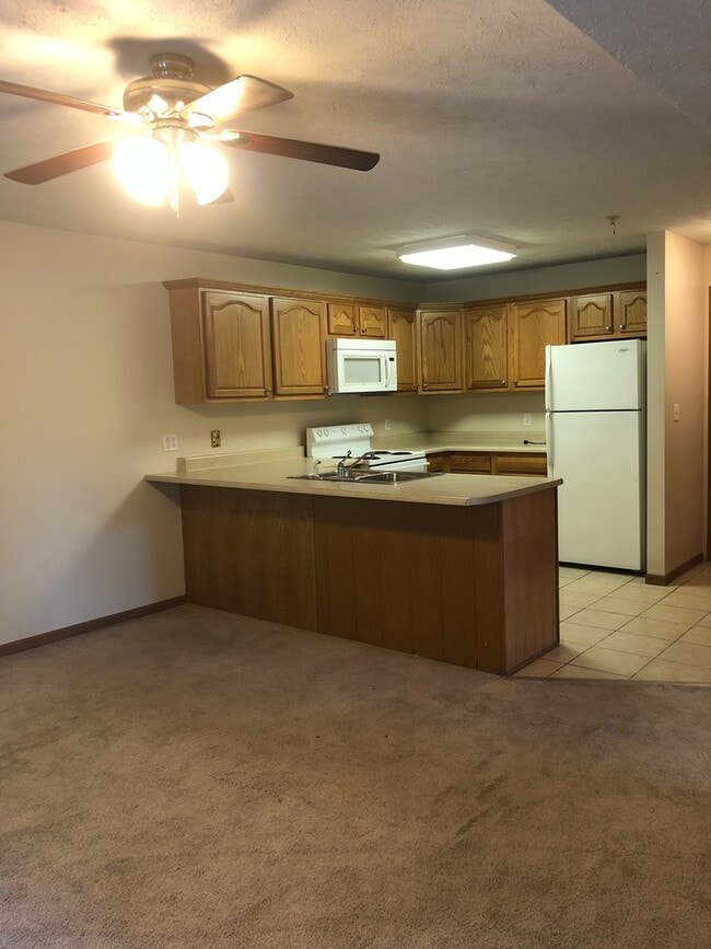Building Photo - 2 Bedroom 2 Bathroom Condo--Available 06/0...