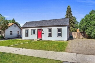 Building Photo - 155 N 11th E St