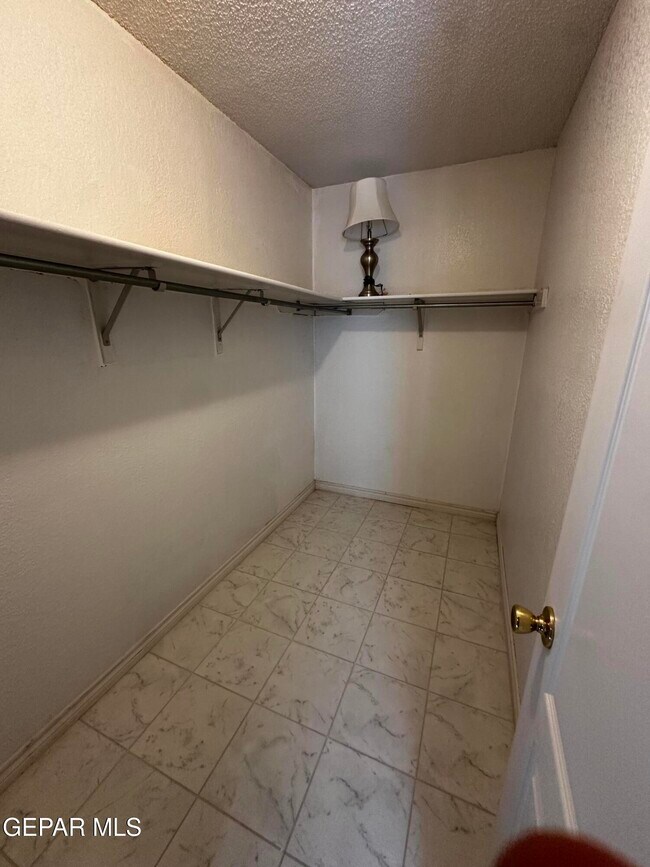 Building Photo - 3181 Queens Garden Cir
