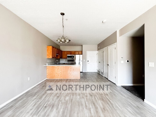 Building Photo - 2 Bed 2 Bath Condo - 9 foot ceilings with ...