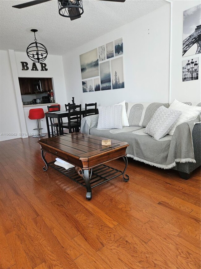 Foto del edificio - 9441 Live Oak Pl