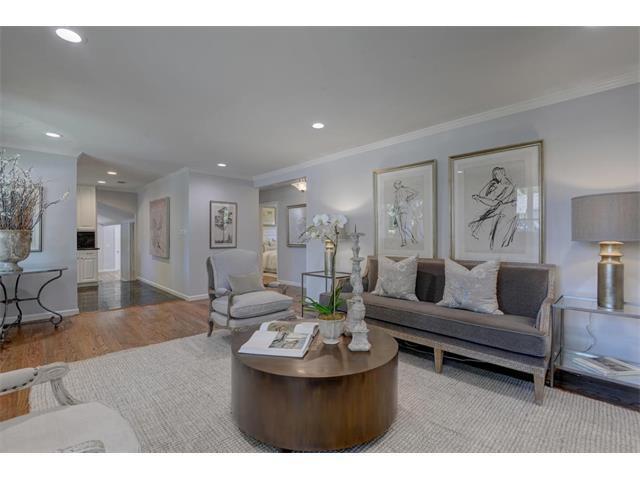 Building Photo - Beautiful & Bright Updated 3 Bedroom 2 Bat...
