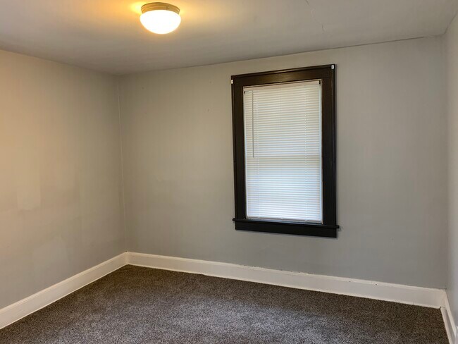 Foto del edificio - 720 Roselawn Ave