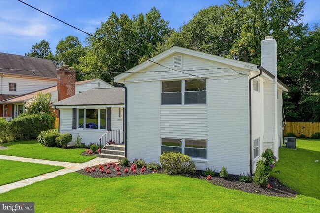 Building Photo - 9831 Singleton Dr