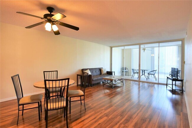 Foto del edificio - 10350 Imperial Point Dr W