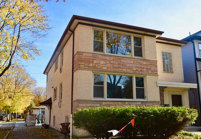 quiet, private 3rd floor unit - 6743 N Oxford Ave
