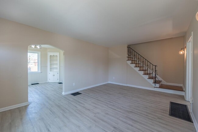 Building Photo - 6510 Hedge Ave
