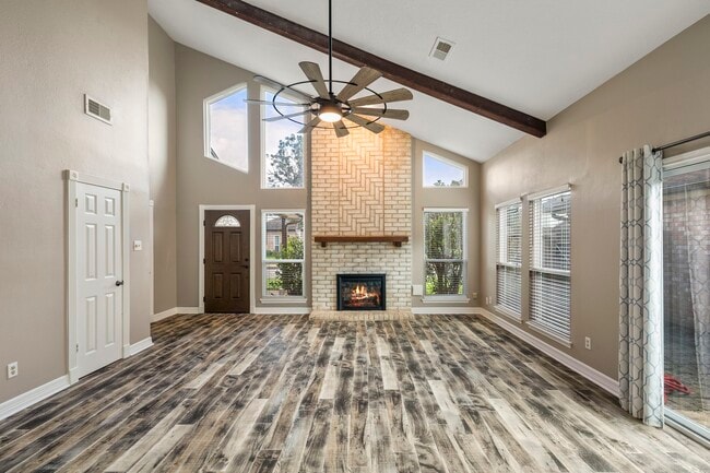 Building Photo - 2919 Lakeview Dr