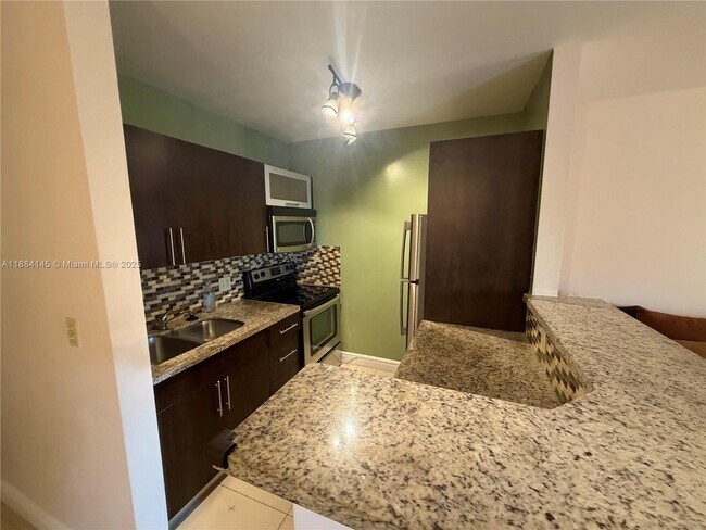 Foto del edificio - 467 Golden Isles Dr