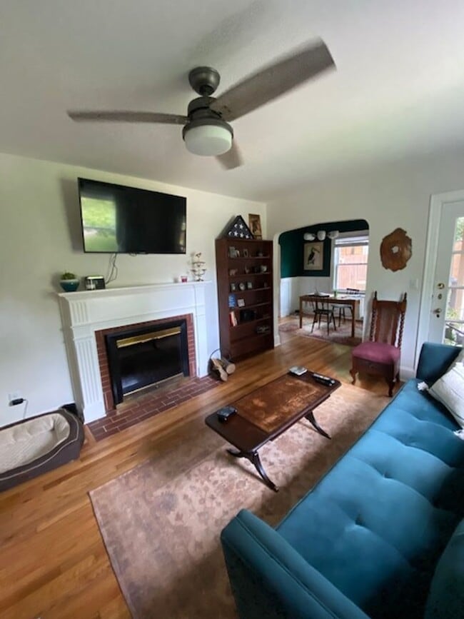 Building Photo - COMING SOON!! 2 Bedroom and 2 Bath Home (Dogs Under 25 Pounds Considered)