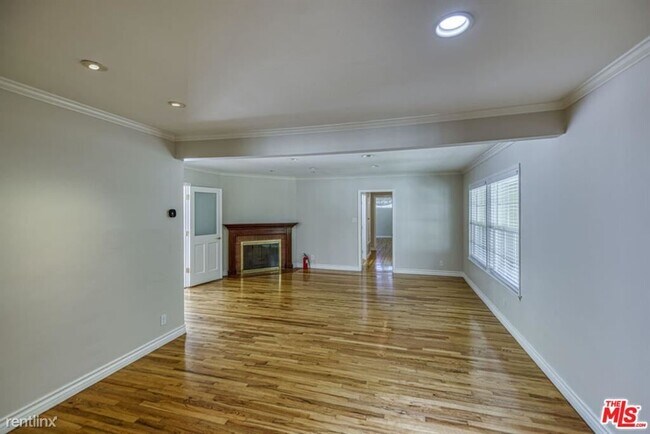 Building Photo - 3 br, 1.5 bath House - 2686 N Beverly Glen...