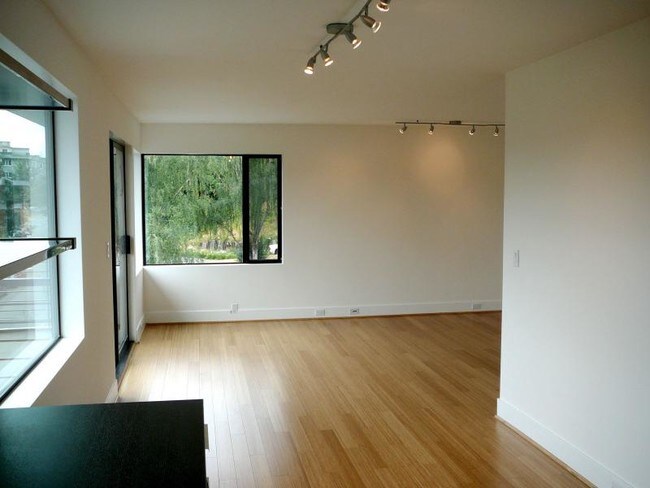 Building Photo - Furnished Modern Convenience