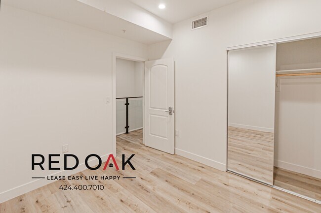 Foto del edificio - 5654 Farmdale Ave