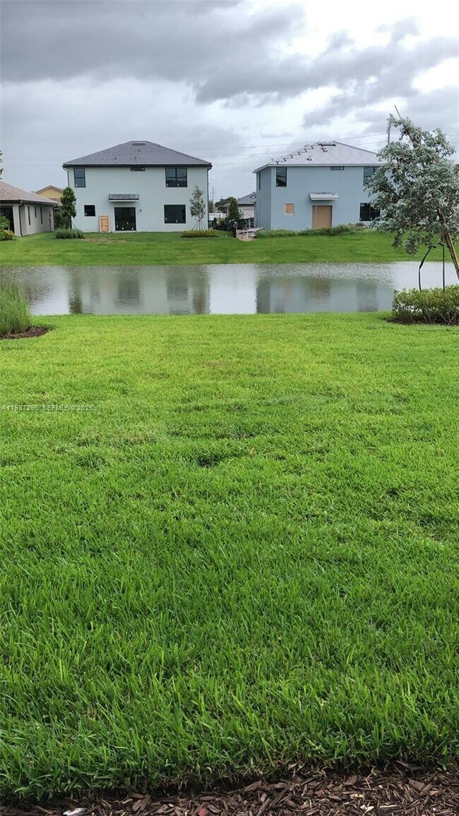 Building Photo - 3149 Poinciana St