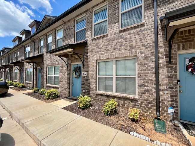 Foto del edificio - Gorgeous Townhome Available Now!