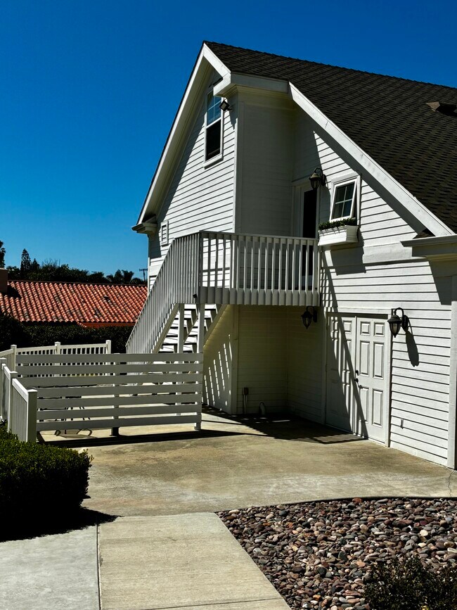 Patio, entrada y acceso a la lavandería en la planta baja. - 649 Crest Dr