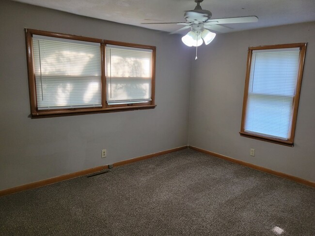 Building Photo - 4 Bedroom 2 Bathroom! $1100!