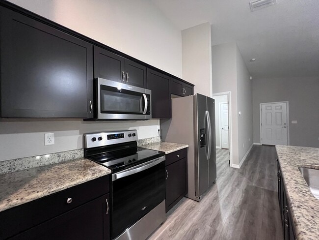 Building Photo - Stylish 3BR/2BA Home with Open Layout & Hi...