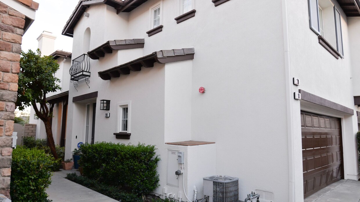 Foto principal - Beautiful 3 Bedroom 2.5 Bath Townhouse in ...