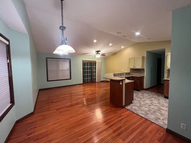 Building Photo - TWIN LAKES!! 3 BEDROOM 2 FULL BATHS!