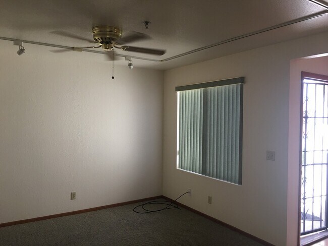 Foto del edificio - Coming mid August - Unfurnished long term ...
