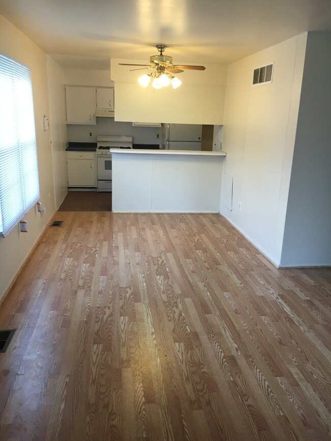 Dining room - 1595 Wingate Blvd