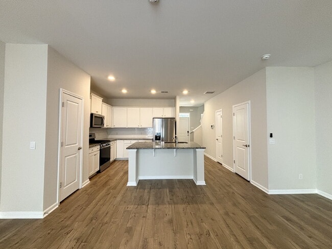 Foto del edificio - Beautifully Maintained Three Bedroom Townh...