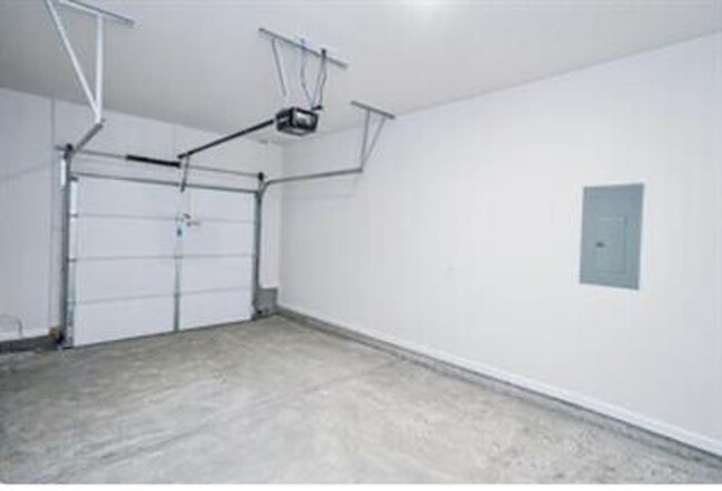 Foto del edificio - Spacious 3/2.5 Townhome Available February...