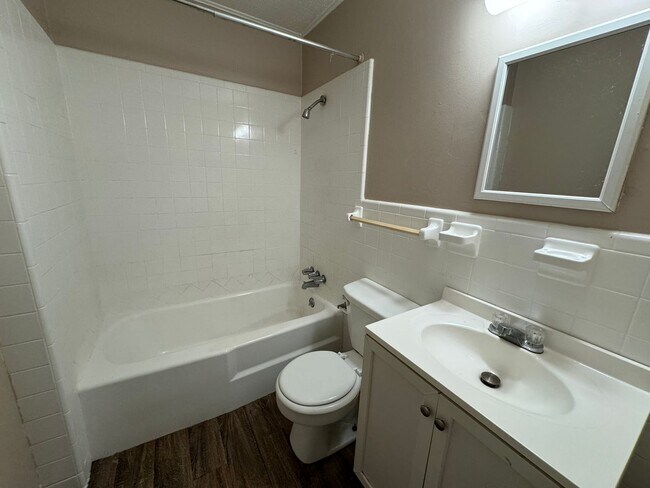 Foto del edificio - 2/1 Apartment Centrally Located in Newport!