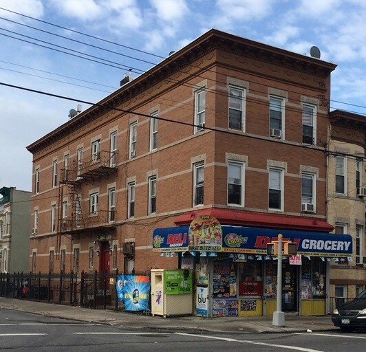 Primary Photo - 1070 Seneca Ave