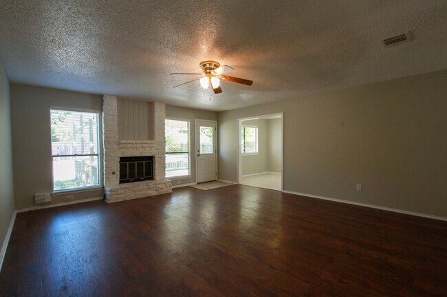 Building Photo - Updated 4 Bedroom • 2.5 Bath • West Round Rock • Downstairs Primary Suite • Two Living Areas • La...