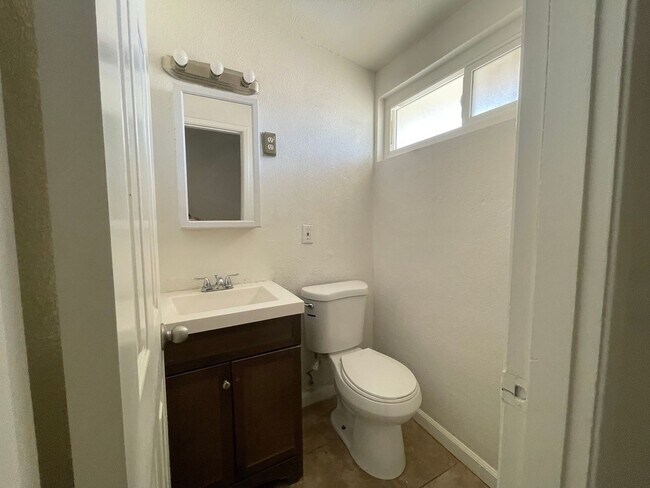 Building Photo - Modern Living in California City