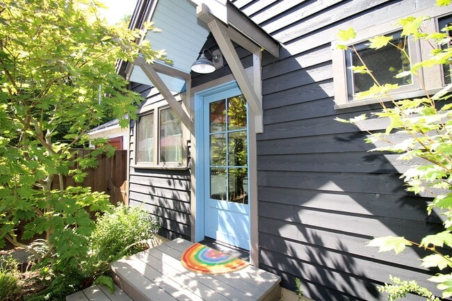 Building Photo - 1553 SE Umatilla St