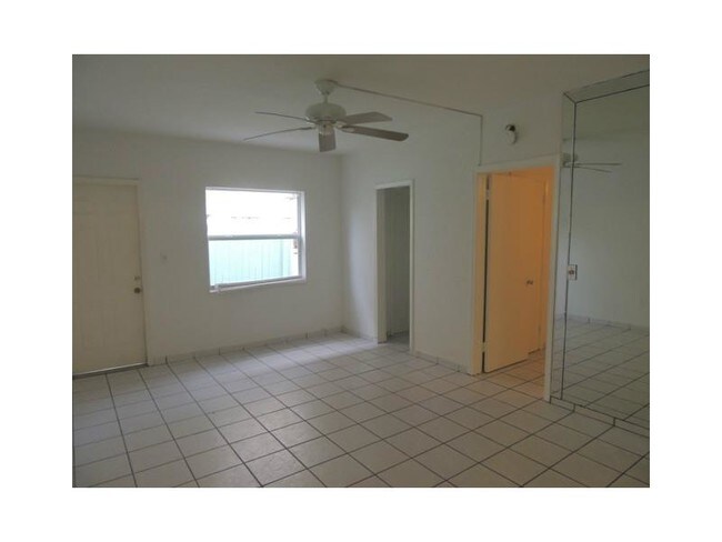 Sala de estar - 2243 Calais Dr