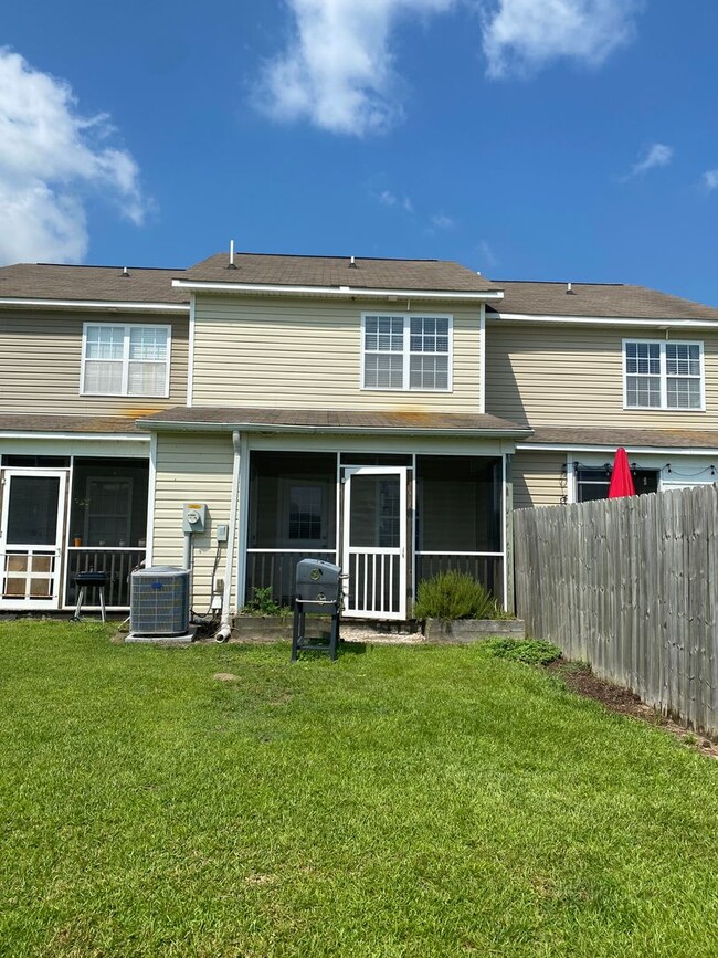 Building Photo - Cute 2 bedroom, 2.5 bath Townhouse in Hube...