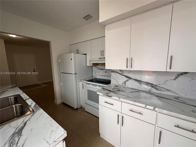 Foto del edificio - 150 NE 170th St