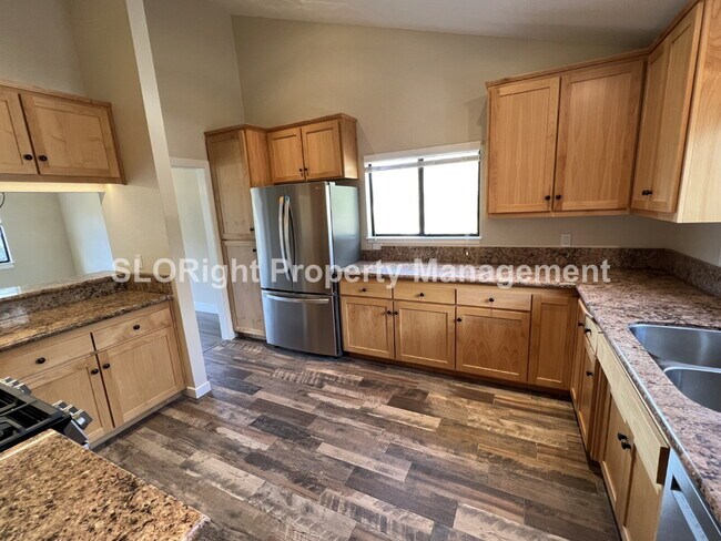 Foto del edificio - AVAILABLE NOW - Recently Updated Home in Templeton - 2 Bed / 2 Bath