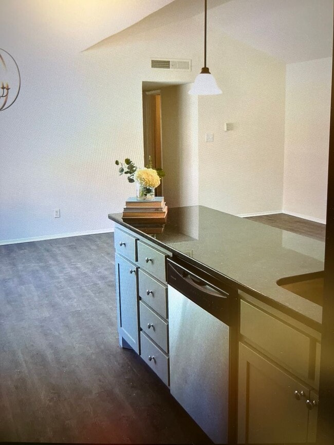 Building Photo - LIVINGSTON2701-03