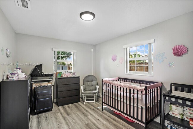 Foto del edificio - 4350 NW 13th St
