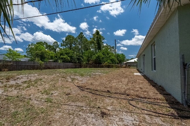 Foto del edificio - Charming 3-Bed, 2-Bath Home in Palm Bay
